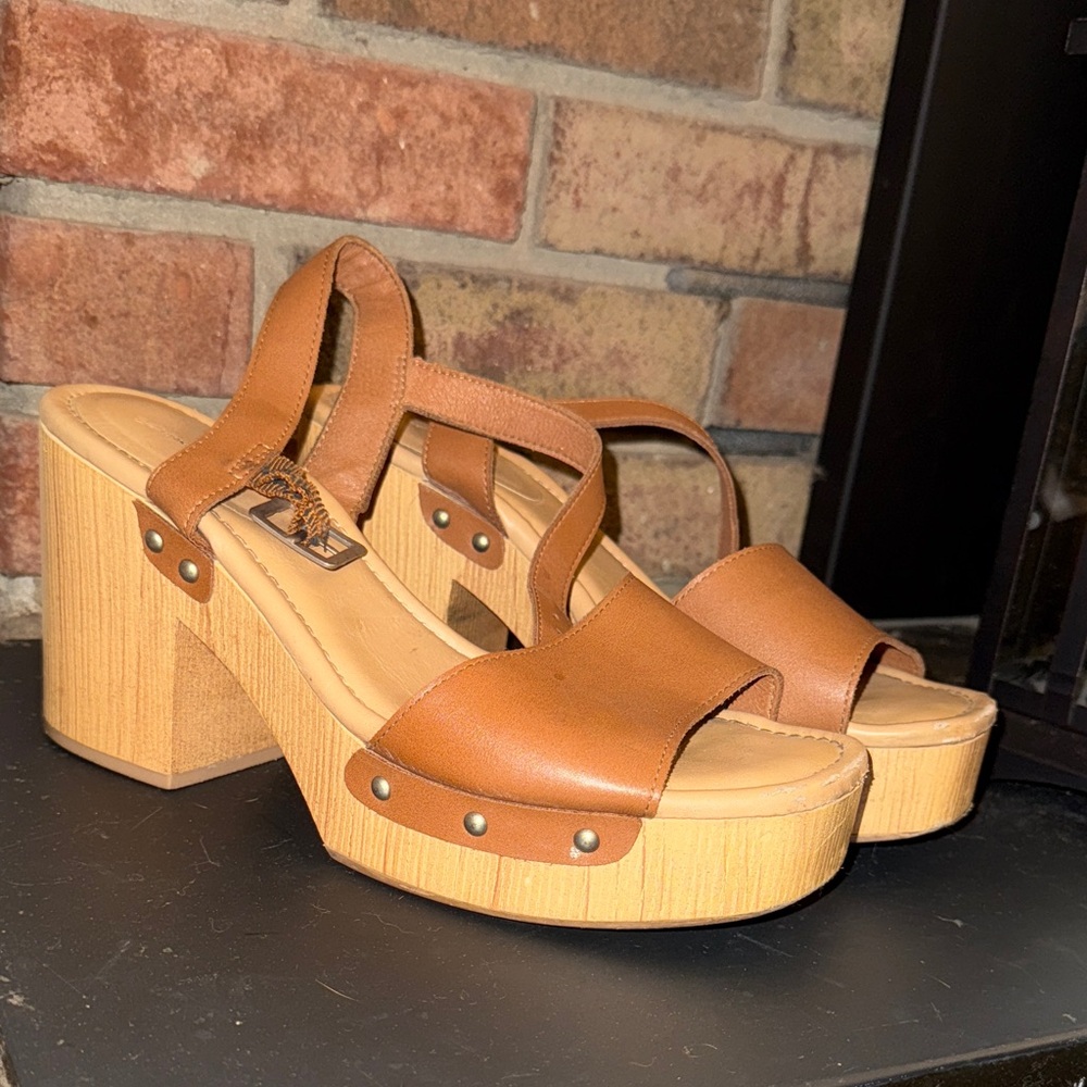 Universal Thread Tan Platform Sandals